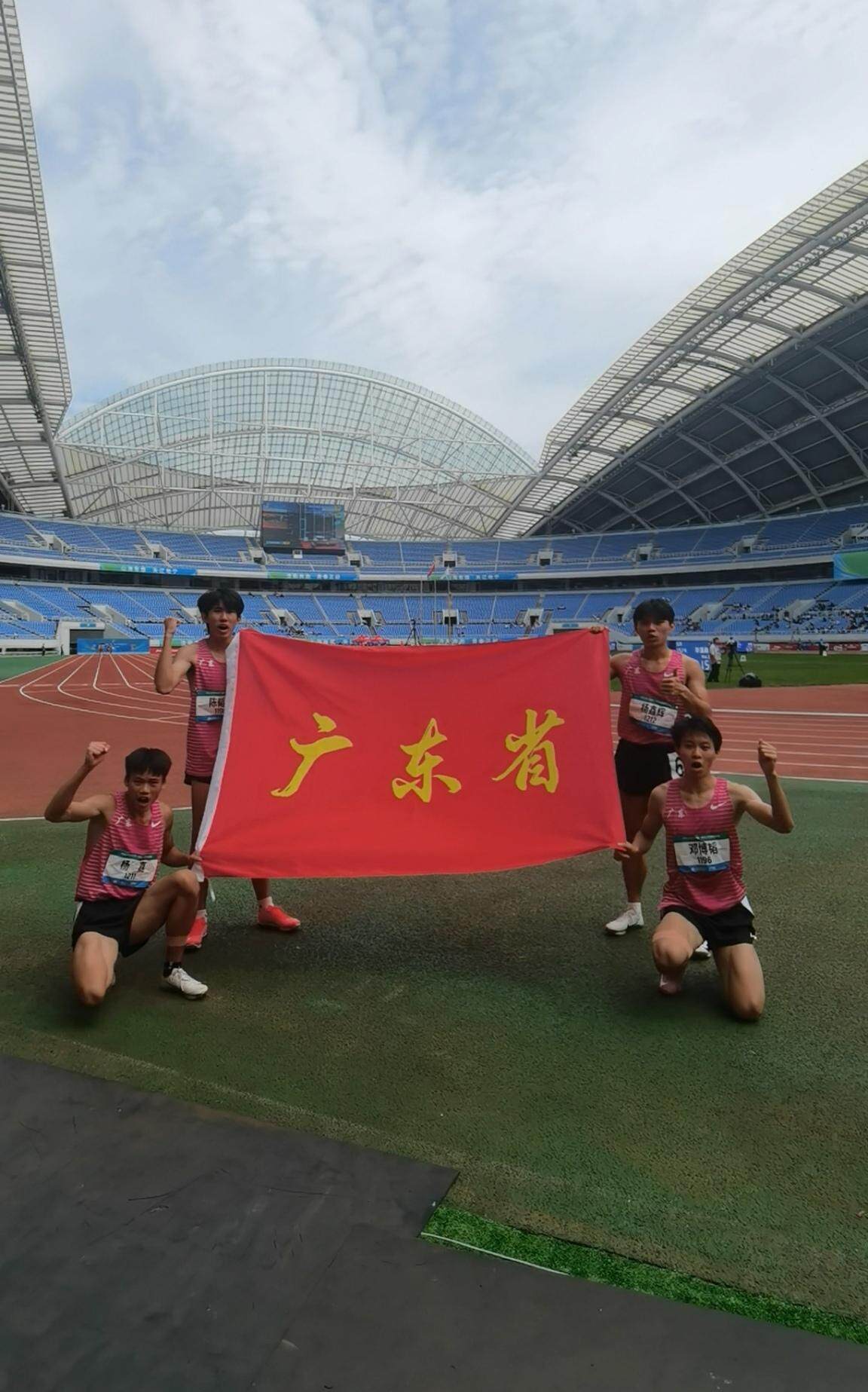 但陈韬列和, 在最后一棒, 获首金